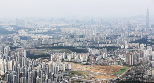남한산성에서 내려다 본 서울 송파, 강남 일대 아파트 단지. <연합뉴스>